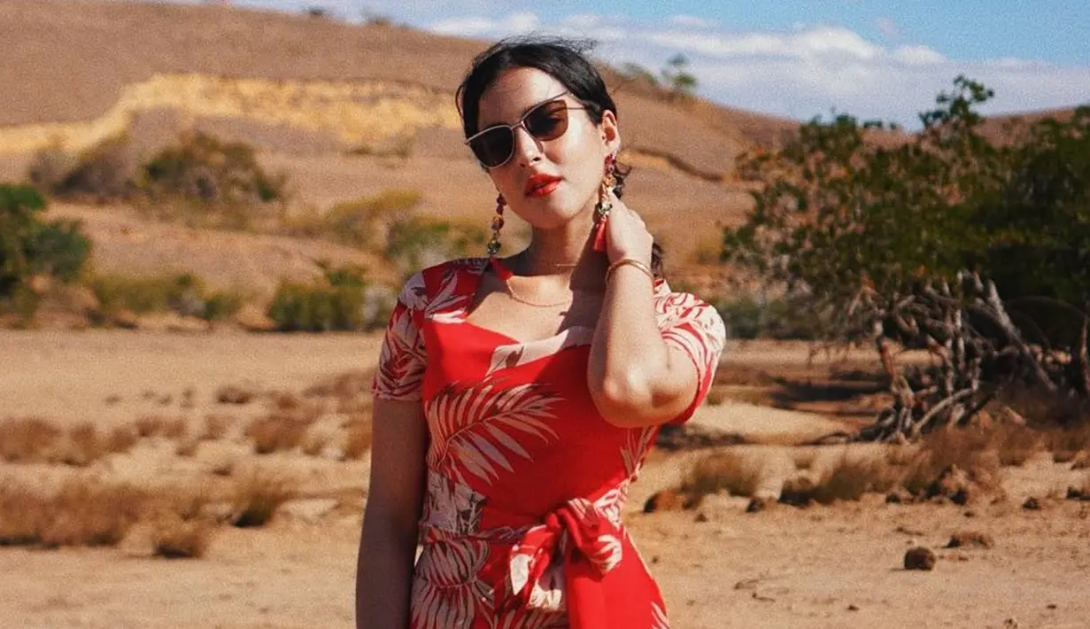 Kembaran Tasyi Athasyia ini cenderung mengenakan outfit feminim dengan make up flawless yang mempercantik penampilannya. (Liputan6.com/IG/@tasyafarasya)