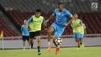 Pemain Arema saat melakukan latihan resmi jelang laga tandang melawan Persija pada lanjutan Liga 1 Indonesia 2018 di Stadion GBK, Jakarta, Jumat (30/3). Laga kedua tim akan dihelat Sabtu (31/3). (Liputan6.com/Helmi Fithriansyah)