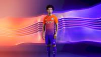 Leroy Sane saat menjadi model seragam anyar ketiga Manchester City. (Manchester City). 