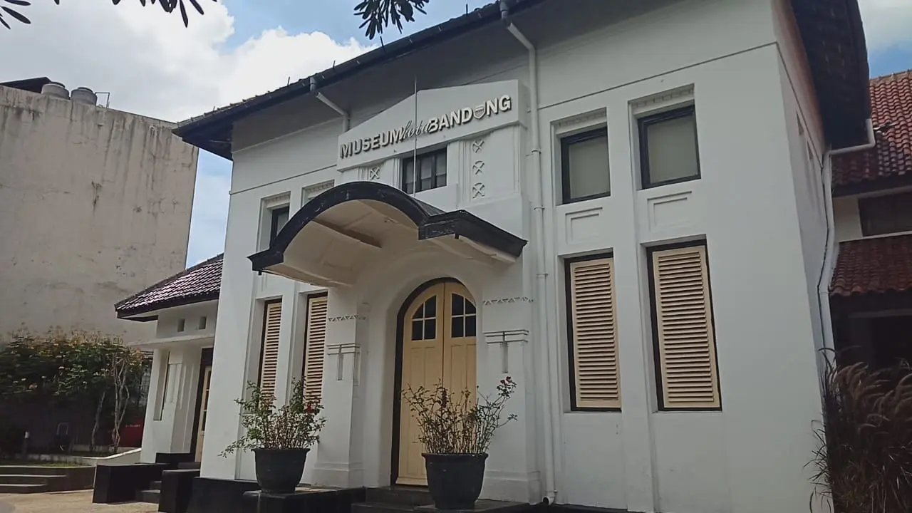 Para pengunjung tengah melihat pameran Instasunda pada 16 Desember 2018 lalu. (Instagram @museumkotabandung).