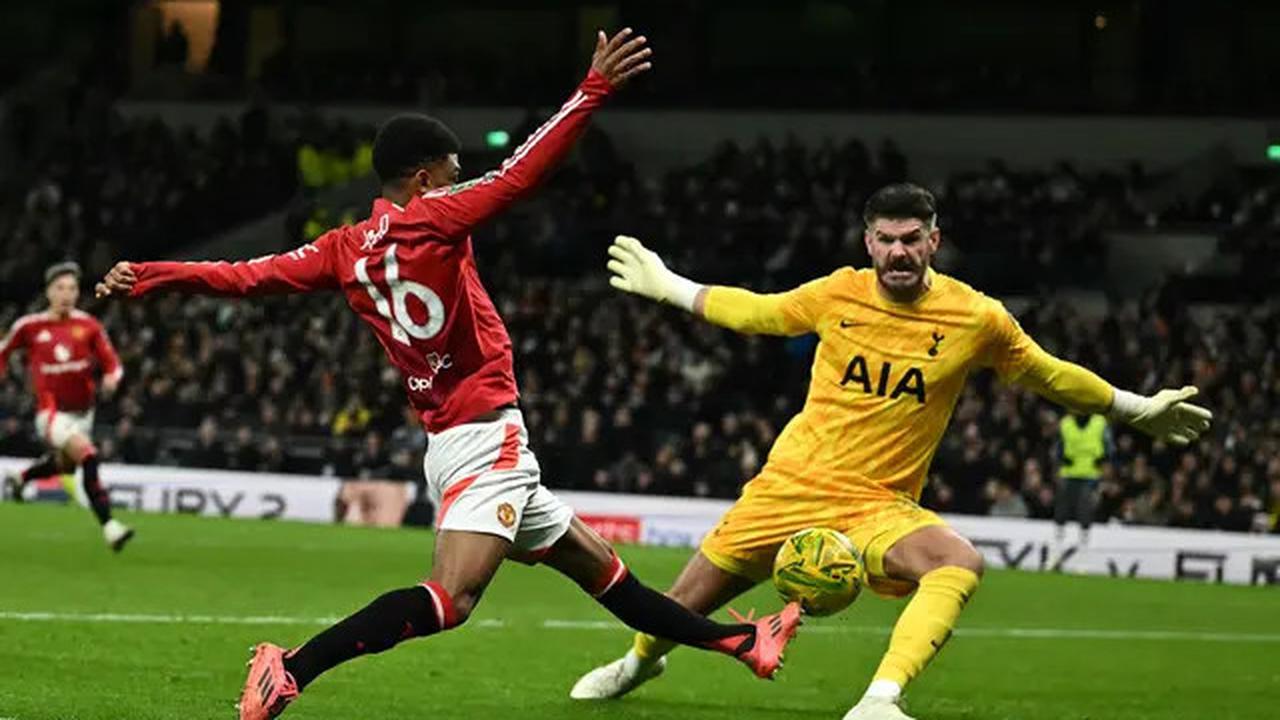 Momen Unik Saat MU Kandas dari Spurs di Carabao Cup: 2 Kiper Sama-sama Blunder! Kocak Nih Fraser Forster dan Altay Bayindir