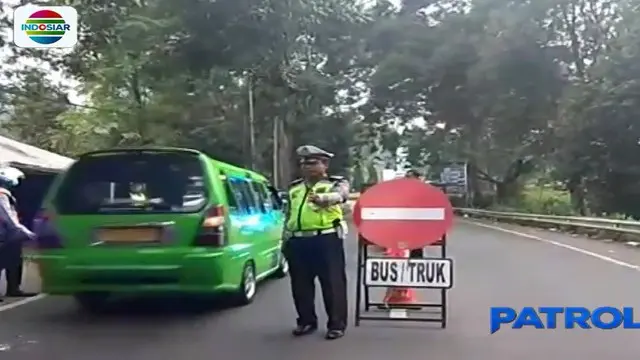 Jajaran Satuan Lalu Lintas Polres Bogor membuka jalur lalu lintas kawasan Puncak, Bogor, yang terdampak bencana tanah longsor Jumat 30 Maret sore.