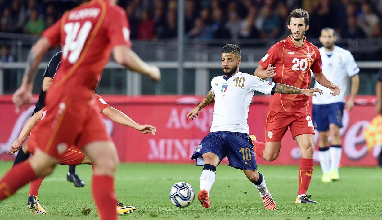Striker Italia, Lorenzo Insigne, berusaha melewati pemain Makedonia pada laga Kualifikasi Piala Dunia 2018 di Stadion Olimpico, Turin, Jumat (6/10/2017). Italia ditahan imbang 1-1 dengan Makedonia. (AP/Alessandro Di Marco)