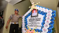 Karangan bunga tanda duka cita atas tewasnya Inspektur Polisi Satu (Iptu) Bryan Theophani dalam pengejaran teroris di Poso, Sulteng. (Liputan6.com/Dio Pratama)