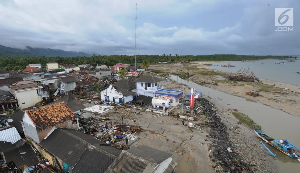 Pemandangan dari udara kawasan pemukiman nelayan di Kampung Sumur Pesisir, Pandeglang, Banten, Selasa (24/12). Kampung Sumur merupakan sebuah permukiman di pinggir laut di Kecamatan Sumur, Ujung Kulon, Banten. (Merdeka.com/Arie Basuki)