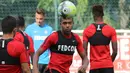 Penyerang AS Monaco, Kylian Mbappe Lottin berusaha mengontrol bola saat mengikuti sesi latihan di La Turbie, Monaco (11/8). Mbappe dikabarkan akan bergabung dengan Paris Saint-Germain (PSG). (AFP Photo/Valery Hache)