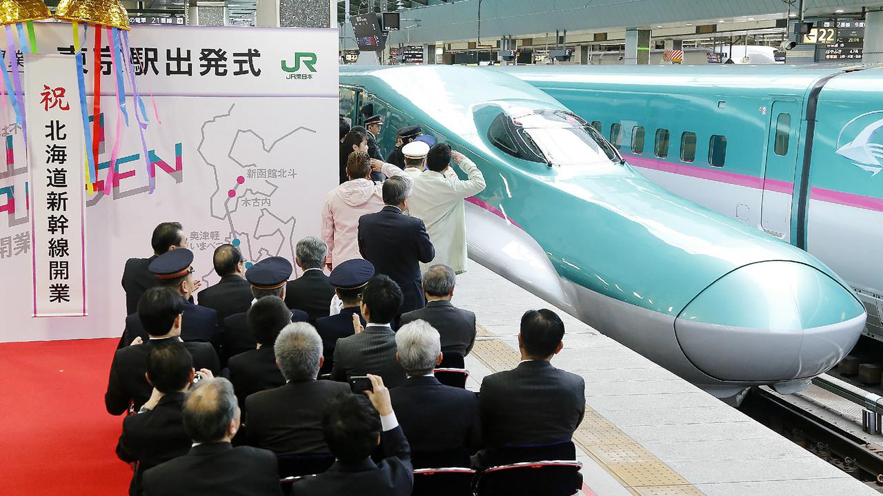 20160326-Warga Jepang Sambut Meriah Kereta Peluru Shinkansen Super Cepat