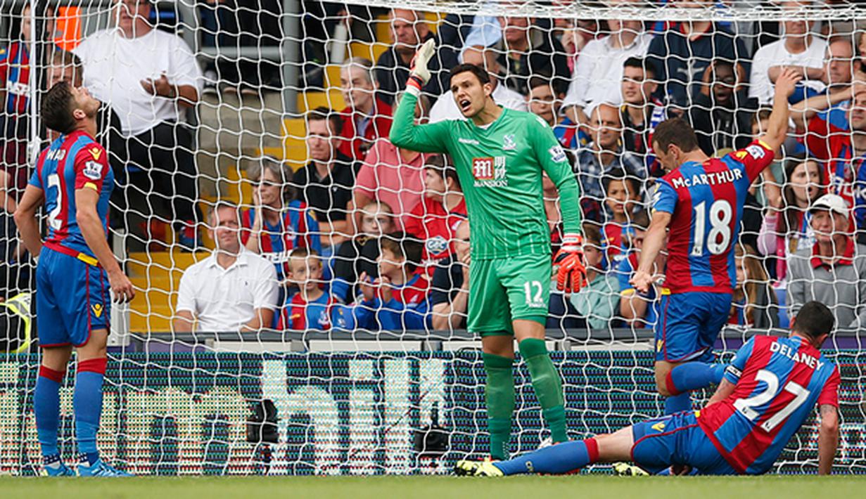 Pemain Crystal Palace, Damien Delaney (bawah kanan) mencetak gol bunuh diri pada laga Liga Inggris melawan Arsenal di Stadion Selhurst Park, Inggris, Minggu (16/8/2015). Arsenal taklukan Palace 2-1. (Reuters/John Sibley)