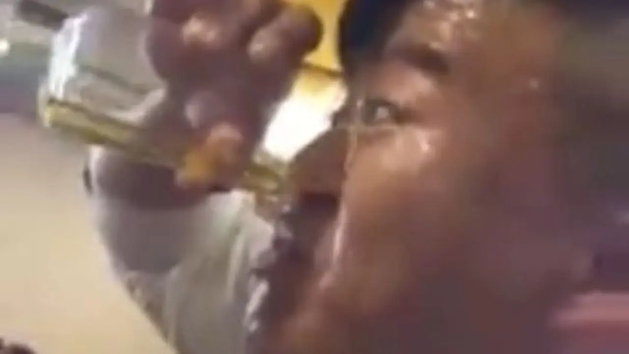 Hebat, Pria Ini Minum Bir Lewat Hidung!