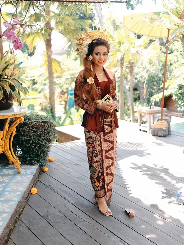 6 Potret Aurel Hermansyah Pakai Baju Adat Bali