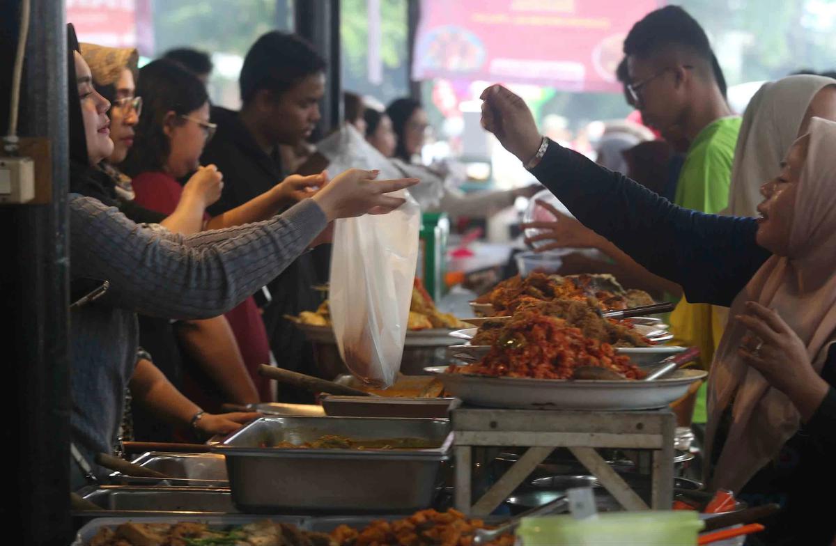 FOTO: Pasar Takjil Benhil Jadi Magnet Warga Berburu Menu Berbuka
