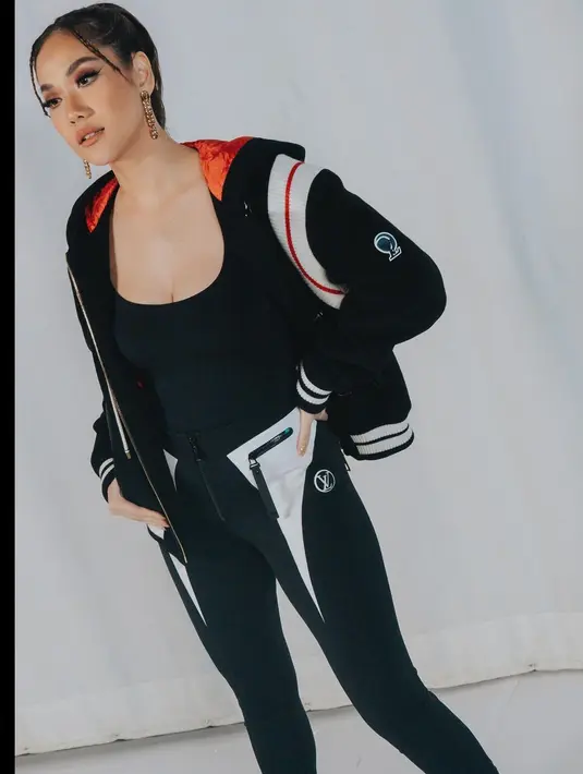 Outfit ini memadukan tank top dan legging monokrom dengan baseball jacket [instagram/bclsinclair]