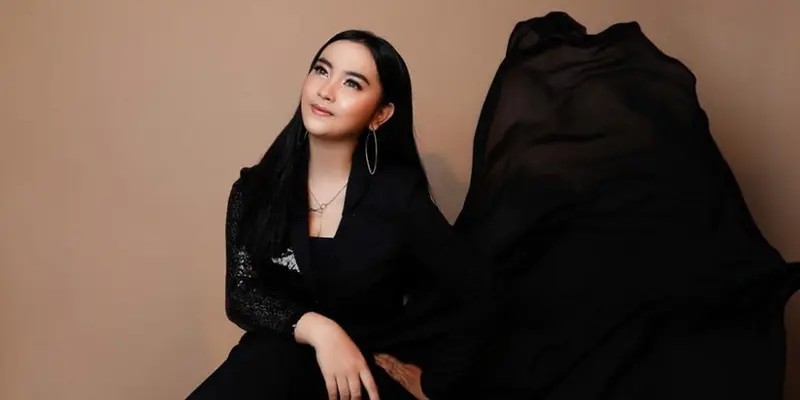 FOTO: Gaya Lebby Wilayati saat Pakai Outfit Hitam, Tampil Memesona