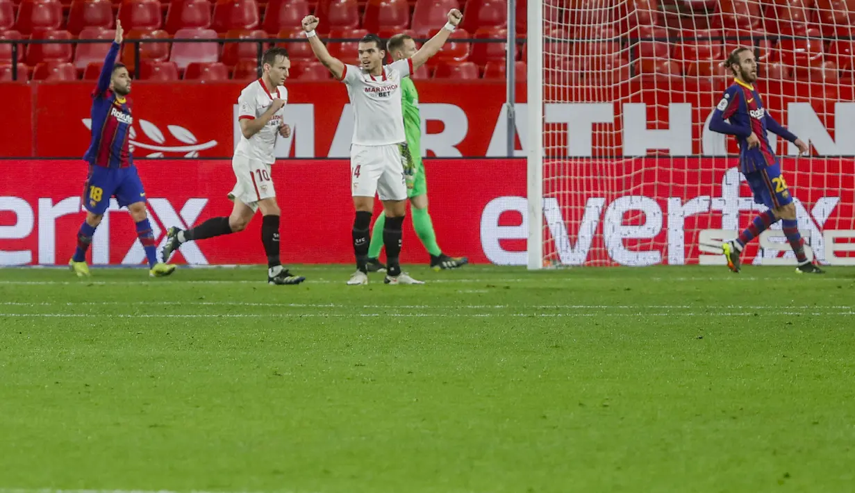 Pemain Sevilla, Ivan Rakitic, melakukan selebrasi usai mencetak gol ke gawang Barcelona pada laga leg pertama semifinal Copa del Rey di Estadio Ramon Sanchez Pizjuan, Kamis (11/2/2021). Barcelona tumbang dengan skor 2-0. (AP/Angel Fernandez)