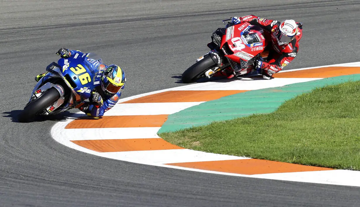 Pembalap Suzuki Esctar, Joan Mir, memimpin balapan MotoGP Valencia di Sirkuit Ricardo Tormo, Minggu (15/11/2020). Meski finis ketujuh, Joan Mir berhasil mengunci gelar juara dunia MotoGP 2020. (AP/Alberto Saiz)