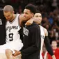 Guard San Antonio Spurs, Tony Parker, mengalami cedera pecah tendon kuadrisep kiri pada Gim 2 semifinal Wilayah Barat kontra Houston Rockets di AT&T Center, San Antonio, 3 Mei 2017. (Bola.com/Twitter/SportsLeakers)