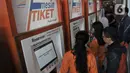 Calon penumpang membeli tiket kereta Mudik Lebaran 2020 melalui mesin E-Kios di Stasiun Pasar Senen, Jakarta, Senin (17/2/2020). PT Kereta Api Indonesia resmi membuka penjualan tiket Mudik Lebaran 2020 mulai 14 Februari 2020. (merdeka.com/Iqbal Nugroho)