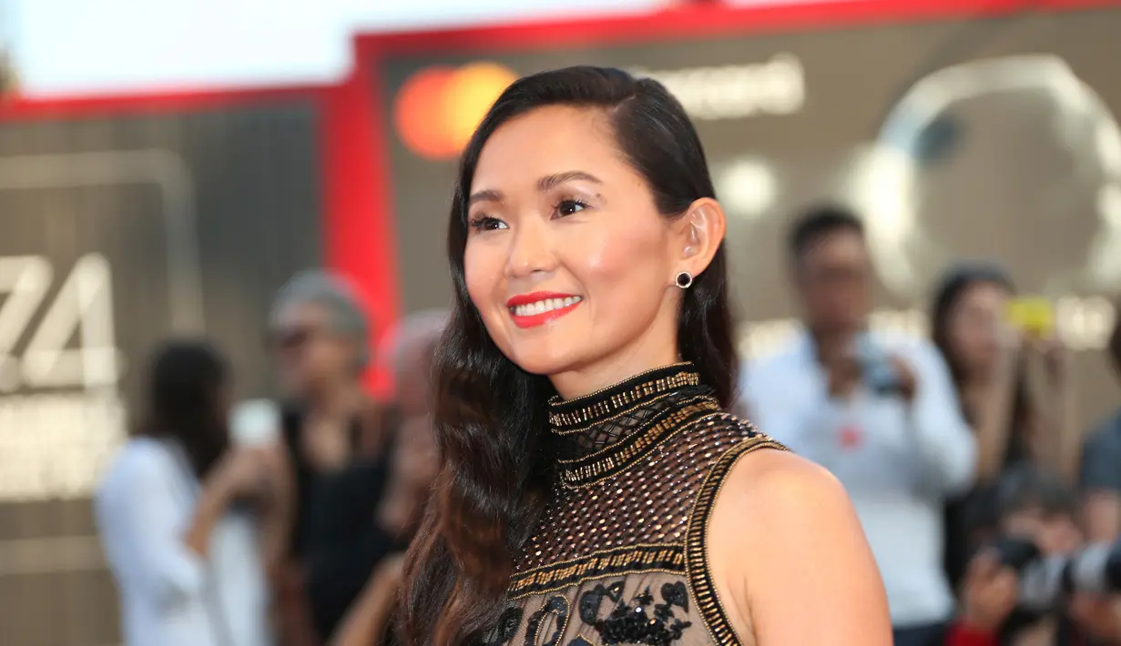Aktris Hong Chau berpose di karpet merah saat tiba menghadiri pemutaran film "Downsizing" selama festival Film Venice ke-74 di Venezia, Italia (30/8). Festival film Venice tersebut digelar hingga 9 September. (AP Photo / Domenico Stinellis)