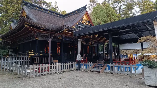 Kuil Osaki Hachimangu tampak hitam pekat