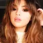 Selena Gomez baru saja mengganti gaya rambutnya. Sekarang penyanyi 23 tahun ini jadi punya poni imut yang membingkai wajah cantiknya.