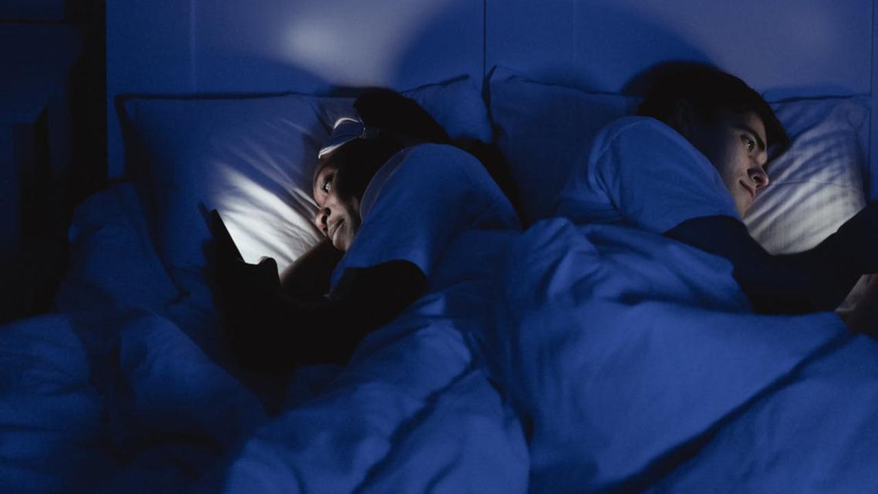 Waspada! Main HP Sebelum Tidur Bisa Meningkatkan Risiko Insomnia Hingga 59%