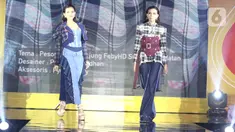 Model membawakan desain busana karya Putroh Ramadhan saat peragaan busana dalam gelaran Festival 6 2023 di Senayan Park, Jakarta, Sabtu (8/7/2023). (Liputan6.com/Angga Yuniar)