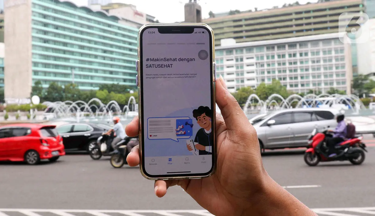 Warga menunjukkan aplikasi SatuSehat Mobile di Jakarta, Rabu (1/3/2023). Dari segi tampilan, SatuSehat Mobile tidak terlalu berbeda dengan aplikasi PeduliLindungi, namun lebih didominasi warna putih dan terlihat lebih sederhana. (Liputan6.com/Herman Zakharia)