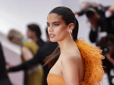 Sara Sampaio berpose untuk fotografer saat menghadiri Festival Film Cannes 2023, Cannes, Prancis selatan, Rabu, 17 Mei 2023. (Photo by Vianney Le Caer/Invision/AP)