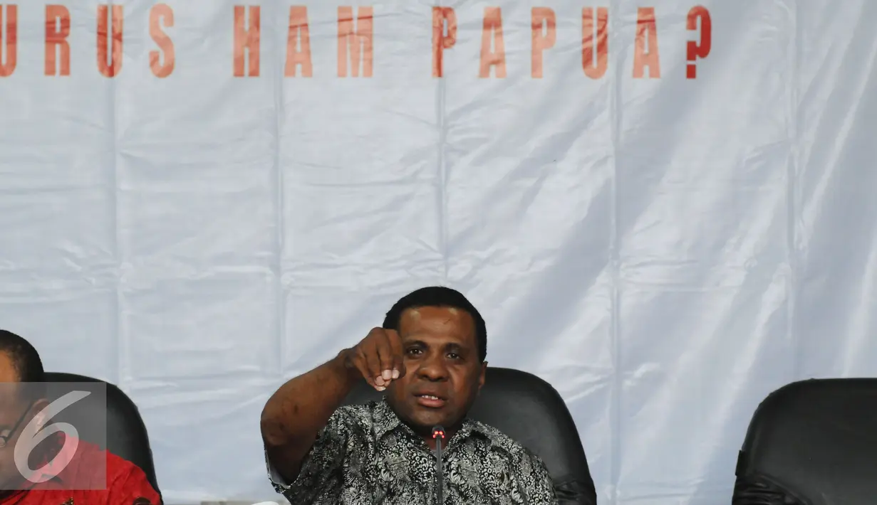 Pengamat Hukum Universitas Cenderawasih, Martinus Yaung menyampaikan keterangan saat diskusi di Komnas HAM, Jakarta, Jumat (4/3/2016). Diskusi membahas sejumlah pelanggaran HAM yang terjadi di Papua. (Liputan6.com/Helmi Fithriansyah)