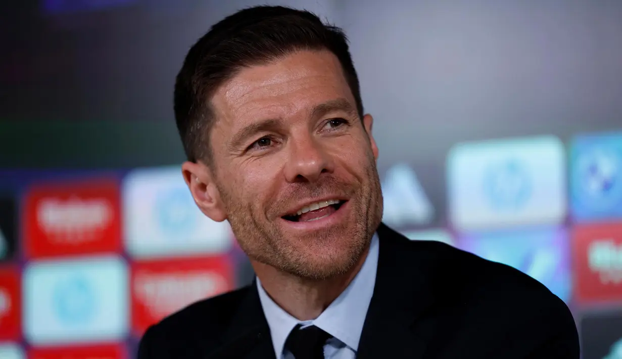 Xabi Alonso mengungkapkan bahwa Real Madrid akan segera memasuki fase baru setelah dirinya resmi diperkenalkan pada Senin (26/5/2025). (Thomas COEX/AFP)