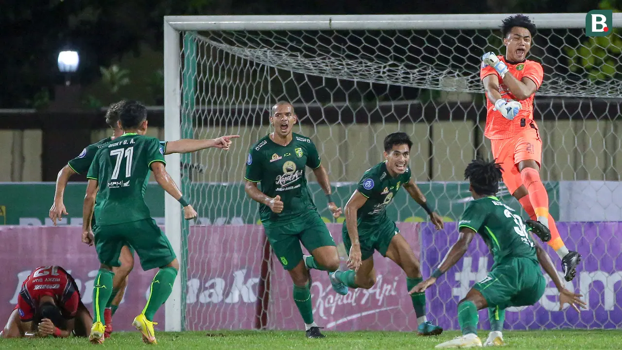 Foto: Gagalkan Penalti di Penghujung Laga, Ernando Ari Pastikan Persebaya Bungkam Arema FC di BRI Liga 1