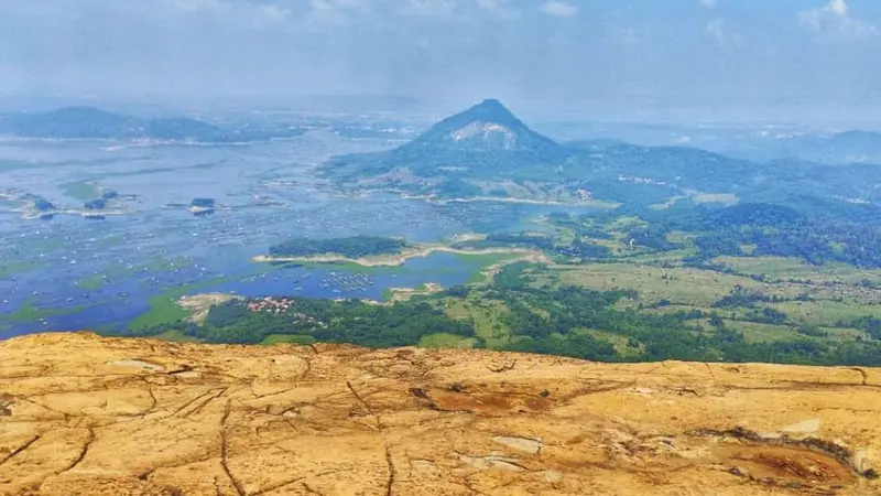 Panorama di Gunung Lembu dengan latar belakang Waduk Jatiluhur