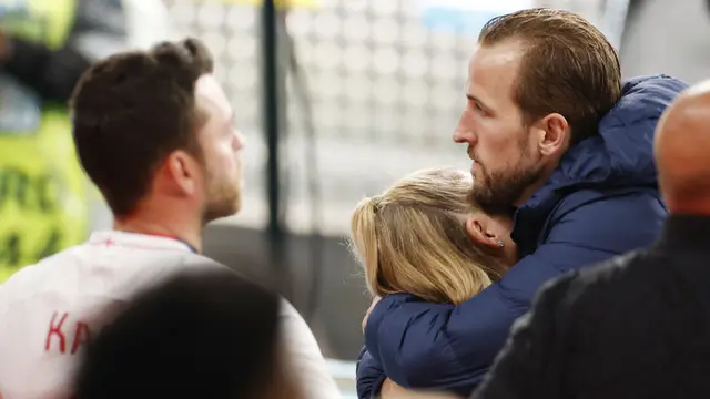 Foto Piala Eropa: Momen Haru Nan Romantis Harry Kane Tenangkan Istrinya yang Bersedih Usai Timnas Inggris Gagal Angkat Trofi Euro 2020