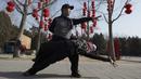 Seorang pria dan wanita berdansa di Ditan Park di Beijing (1/2). Tahun Baru Imlek jatuh pada 16 Februari tahun ini, dengan perayaan yang berlangsung selama seminggu di China. (AFP Photo/Nicolas Asfouri)
