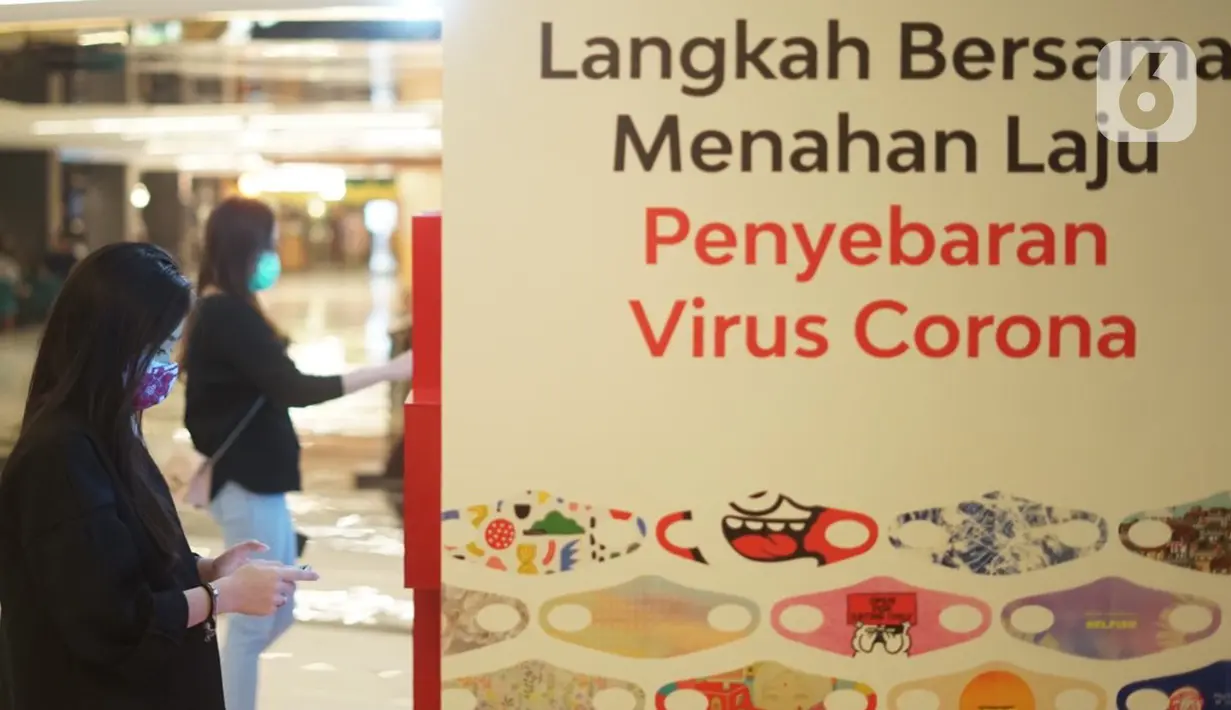 Pengunjung membeli masker dari mesin penjual otomatis (vending machine) di Senayan City, Jakarta, Jumat (6/11/2020). Penyediaan dua mesin penjual masker otomatis tersebut bertujuan memudahkan pengunjung untuk dapat membeli masker di dalam mal. (Liputan6.com/Immanuel Antonius)