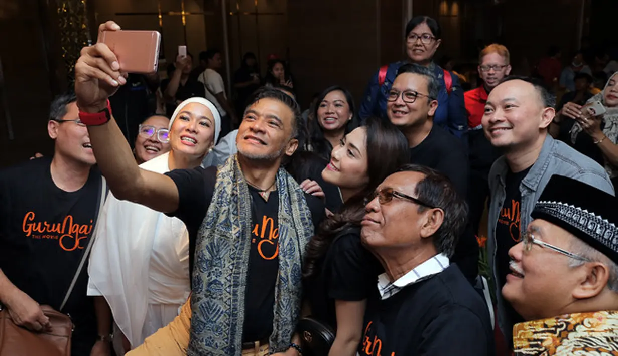 "Bagaimana layaknya seorang kepala rumah tangga ingin menyenangkan anak dan istrinya. Jadi ketika punya peran lain sebagai badut belum tentu diterima," kata Donny Damara. (Deki Prayoga/Bintang.com)