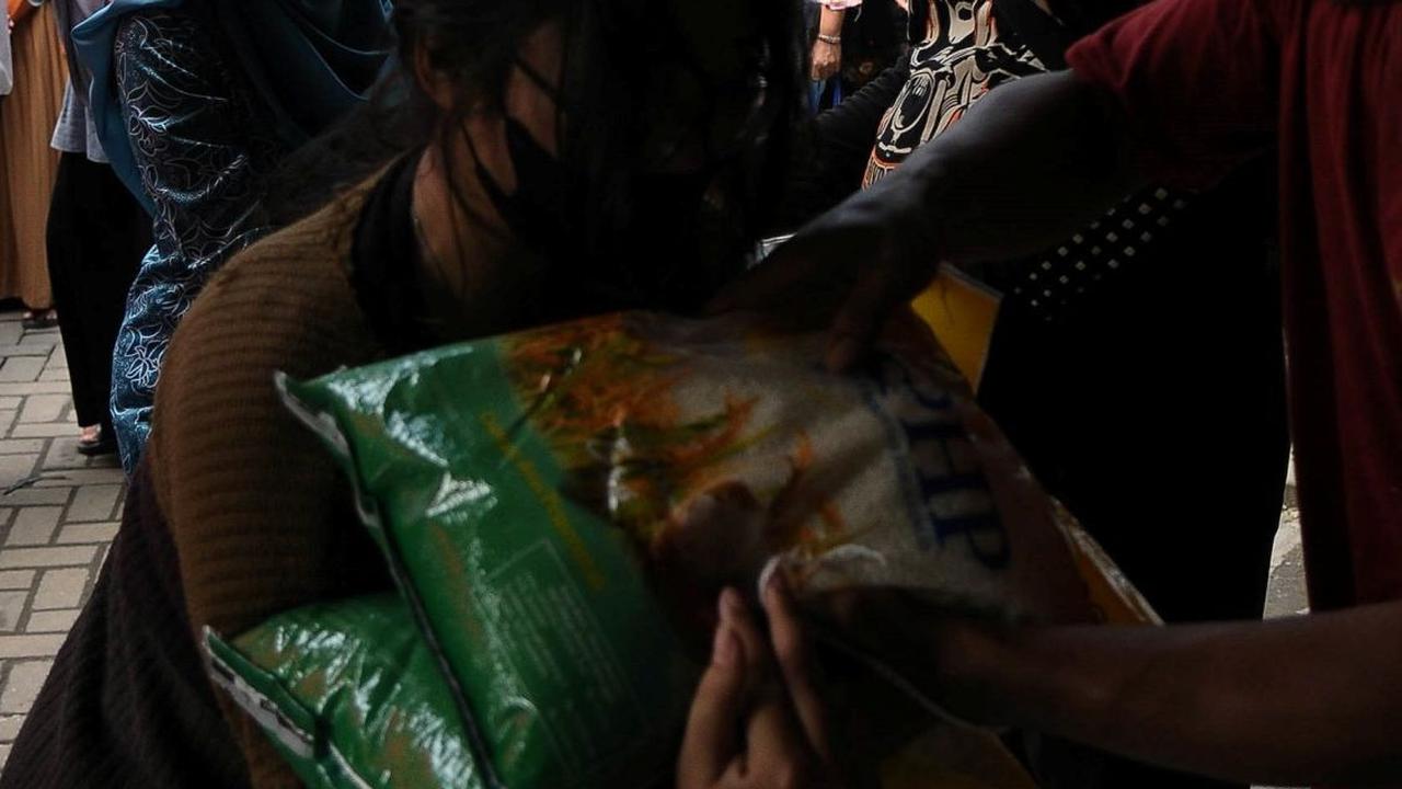 Untuk 2024 ini, penyaluran beras SPHP ditargetkan 1,2 juta ton dengan harga berdasarkan zonanya yakni 1 Rp 10.900 per kg. Foto: merdeka.com / Imam Buhori