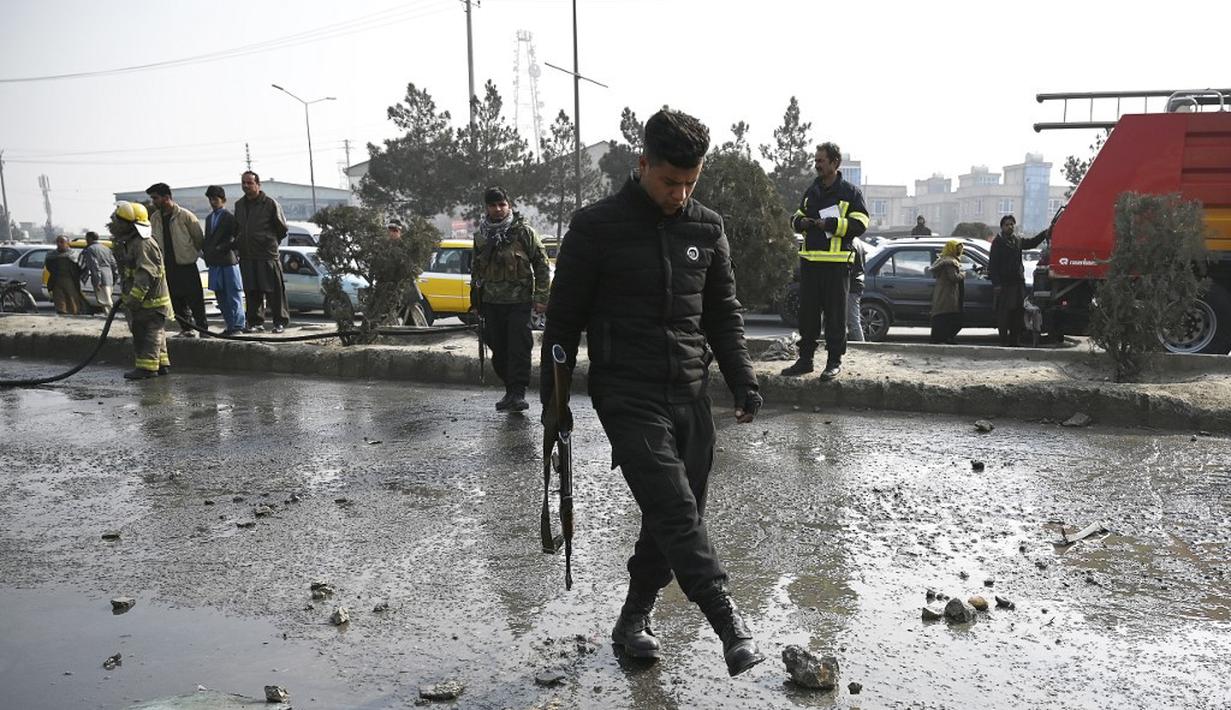 Polisi memeriksa lokasi ledakan bom di Kabul (2/2/2021).  Dua orang tewas ketika ibu kota Afghanistan diguncang serangkaian bom mobil pada jam sibuk, kata para pejabat, sementara seorang polisi kendaraan menjadi sasaran dalam serangan di utara Kabul. (AFP/Bangun Kohsar)