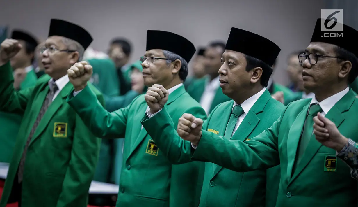 Ketua Umum DPP PPP Romahurmuziy (kedua kiri) bersama Wakil Ketua Umum PPP Muhammad Mardiono (kiri) saat menghadiri pembukaan Rapimnas II PPP versi muktamar Surabaya di Hotel Ibis Cawang, Jakarta Timur, Selasa (23/5). (Liputan6.com/Faizal Fanani)