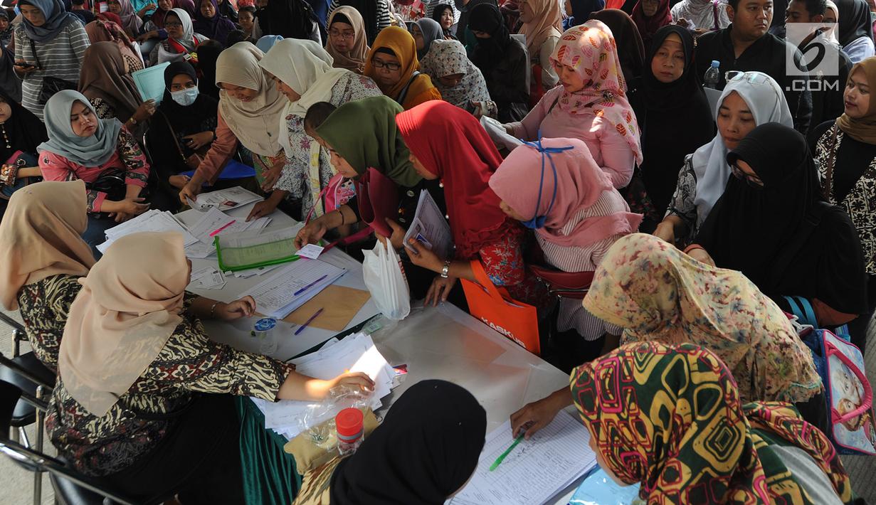 Para ibu mengurus pembuatan Kartu Identitas Anak (KIA) yang digelar Disdukcapik Kota Depok di Kantor Kecamatan Cinere, Depok, Jawa barat, Rabu (2/10/2019). Ratusan emak-emak menyerbu pelayanan gratis ini sebagai syarat administrasi anak masuk tahun ajaran baru. (merdeka.com/Arie Basuki)