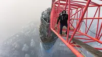 video GoPro aksi memanjat Shanghai tower oleh Vitaliy Raskalov dan Vadim Makhorov.