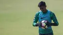Penampilan apik kiper Timnas Indonesia U-22, Satria Tama pada SEA Games 2017 di Malaysia membuat Indonesia berhasil menahan imbang Vietnam 0-0. (Bola.com/Vitalis Yogi Trisna)