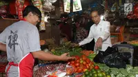 Presiden Joko Widodo atau Jokowi berbelanja saat blusukan di Pasar Minggu, Jakarta, Jumat (22/2). Dalam blusukan tersebut Jokowi memantau harga sembako sekaligus belanja sayur dan buah. (Liputan6.com/Angga Yuniar)