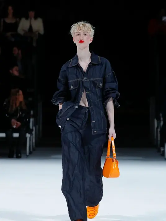 Bottega Firehouse menghadirkan toko kaset oleh Underground Music Academu, ruang baca oleh Asmaa Walton, dan karya desain oleh Chris Schanck dan Aratani, dan tekstil oleh Subsstudio. (Foto: Dok. Bottega Veneta)