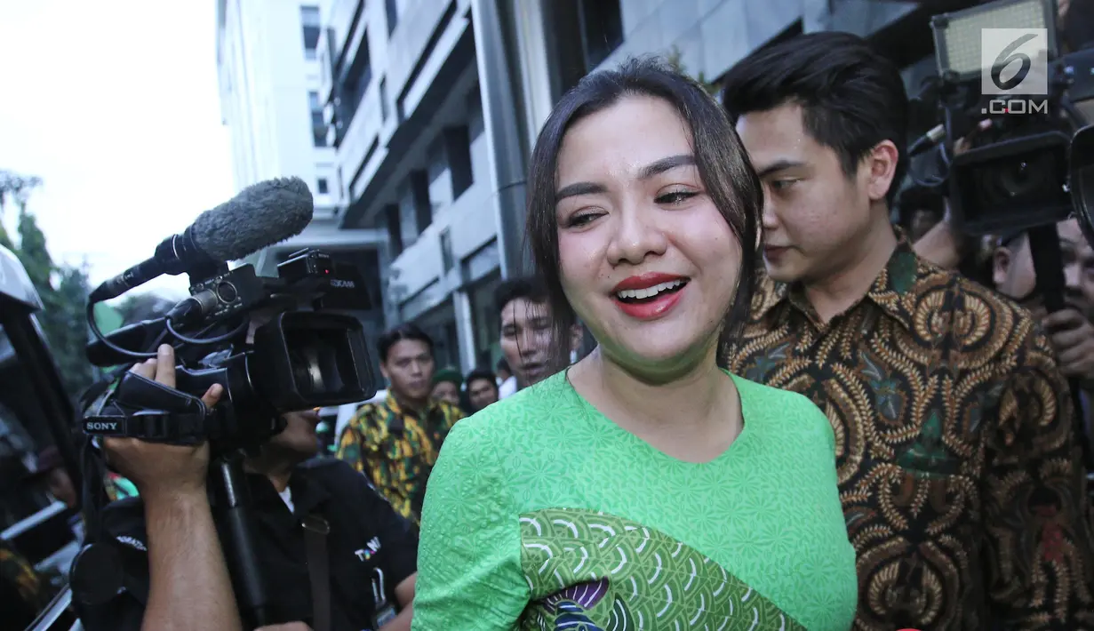Penyanyi Vicky Shu memberi keterangan kepada awak media usai menjalani pemeriksaan di Bareskrim Mabes Polri, Jakarta, Senin (2/10). (Liputan6.com/Herman Zakharia)