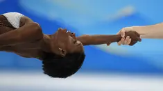 Vanessa James dan Eric Radford dari Kanada bersaing dalam program pendek berpasangan selama kompetisi figure skating di Olimpiade Musim Dingin 2022 di Beijing, Jumat (18/2/2022). (Foto AP/Natacha Pisarenko)(AP Photo/Natacha Pisarenko)
