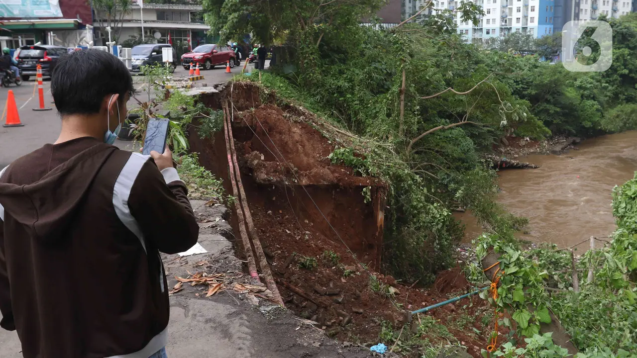 Longsor di Pengadegan Jaksel