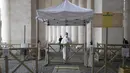 Petugas medis menunggu pengunjung untuk memeriksa suhu tubuh mereka di Lapangan Santo Petrus, Vatikan, Senin (18/5/2020). Peziarah dan turis diizinkan mengunjungi Basilika Santo Petrus dengan menerapkan protokol kesehatan COVID-19. (AP Photo/Alessandra Tarantino)