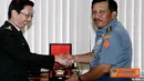Panglima TNI Laksamana TNI Agus Suhartono, S.E, menerima cinderamata dari Kasal Singapura, RADM Chew Men Leong, di Mabes TNI Cilangkap, Jumat(18/3).