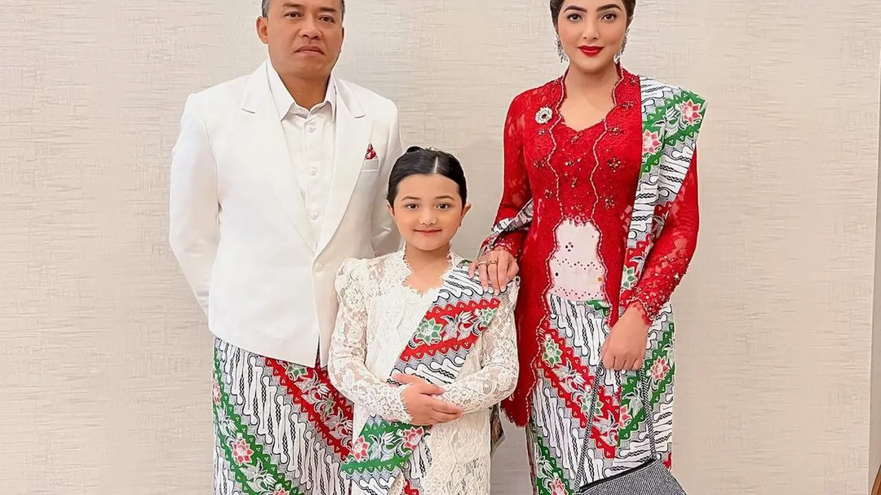 Arsy ditemani Anang Hermansyah dan Ashanty mengenakan kebaya serta kain khas Indonesia dalam acara ceremony WCOPA. (Foto: Instagram/@ashanty_ash)